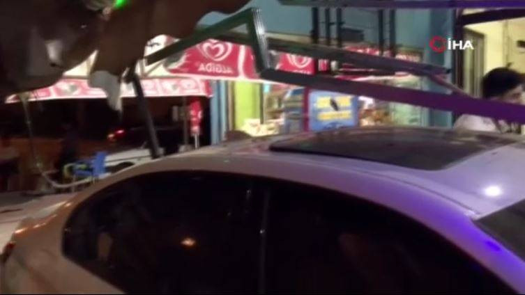 Davetsiz misafir! Lüks otomobil kahvehaneye daldı. Facianın eşiğinden dönüldü - Resim: 1